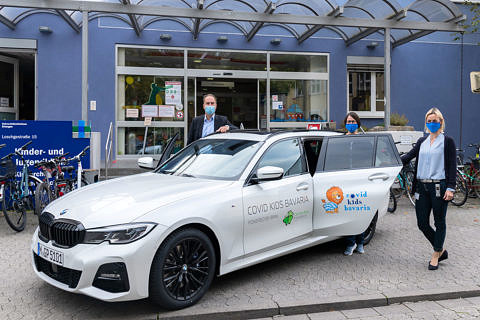 Mit einem neuen Dienstfahrzeug, gesponsert von der BMW AG, bricht das Erlanger Studienteam (v. l. n. r.: Prof. Dr. Joachim Wölfle, Direktor der Kinderklinik, Dr. Irmgard Toni und Prof. Dr. Antje Neubert, Leiterin des Erlanger Forschungsteams) ab Mitte Oktober zu verschiedenen nordbayerischen Grundschulen und Kindertagesstätten auf, um dort Rachenabstriche zu nehmen. (Bild:: Michael Rabenstein/Uni-Klinikum Erlangen)