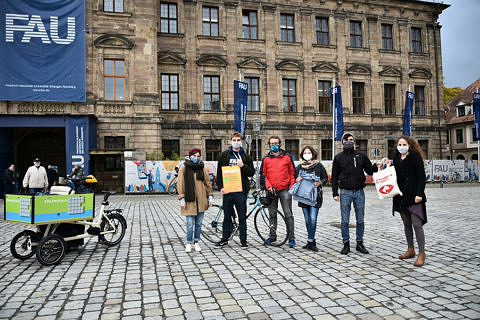 1. Platz: Ökoref: Fee Breunig (l., Jurymitglied) und Janina Baumbauer (r., Stadt Erlangen) mit Studierenden des Referats für Ökologie und Nachhaltigkeit der Studierendenvertretung.