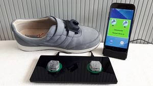 FAU-Forschende haben zusammen mit dem Erlanger Start-up Portabiles HealthCare Technologies ein tragbares Laborn in Form eines mit Sensoren ausgestatteten Schuhs entwickelt. Das „Mobile GaitLab“ misst individuell die Gangqualität bei Parkinson-Erkrankten.