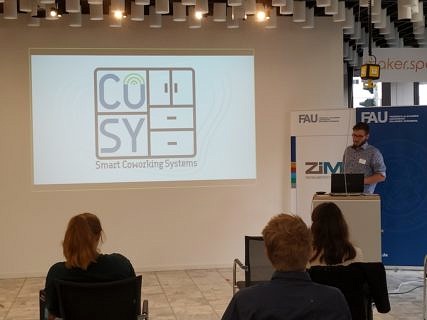 COSY bietet ein intelligent gestaltetes Regalsystem für Ihren Arbeitsbereich. Die Kombination aus Hardware und Software übernimmt die Organisation von Materialien und erleichtert das Teilen von Werkzeugen oder anderen Gegenständen. Team: Luca Abel, Stefan Buchner, Lea Henrich, Max Herchet, David Wagner and Jan Zentgraf (Bild: Insa Suchantke)