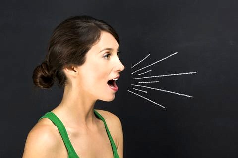 Frau öffnet ihren Mund zum Sprechen