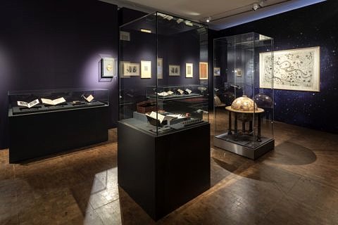 Museumsraum mit Ausstellungsstücken