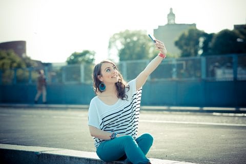 Frau macht ein Selfie.