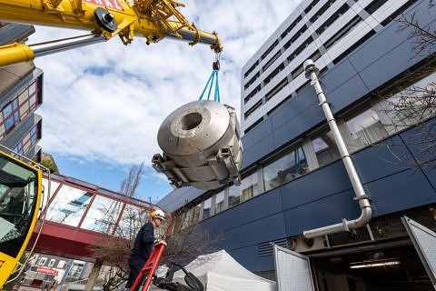 Ein Kran transportiert den Magneten des MRTs.