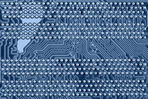 Hauptplatine im Computer mit Leiterbahnen zum Prozessor