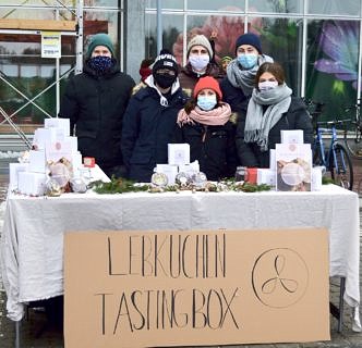 Das Gewinnerteam des 5-Euro-Business-Wettbewerb vertreibt Lebkuchen Tastingboxen