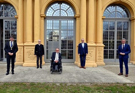 Gruppenfoto mit Abstand vor Orangerie