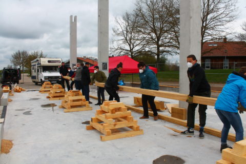 Zahlreiche Studierende und freiwillige Helfer legten Hand an beim Auslegen des Kiels der DUC. (Bild: FAU/Miriam Sapio)