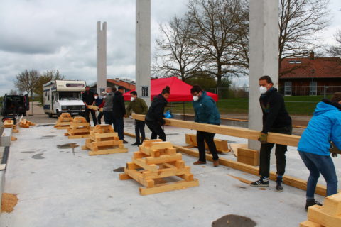 Zahlreiche Studierende und freiwillige Helfer legten Hand an beim Auslegen des Kiels der DUC. (Bild: FAU/Miriam Sapio)