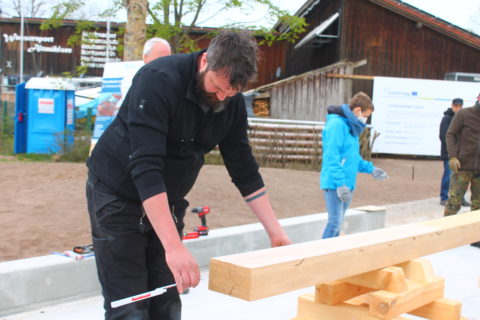 Bootsbaumeister Andreas Gronau bei der Kiellegung. (Bild: FAU/Miriam Sapio)