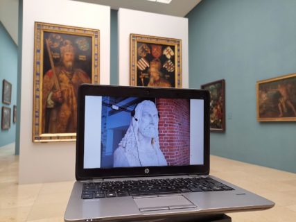 Laptop zeigt Dürer-Statue mit Headseat in Museum