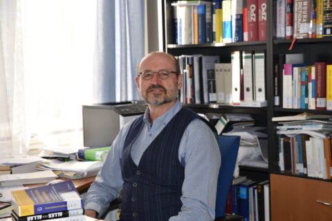 Prof. Dr. Mathias Rohe sitzt in einem Büro.