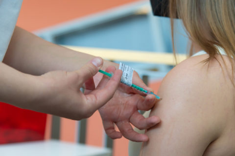 Verabreichung einer COVID-19-Impfung
