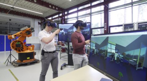 Zwei Männer mit VR-Brillen