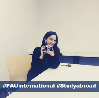 Portrait der Studentin Ani mit Fotokamera in der Hand, darunter steht #FAUinternational und #Studyabroad