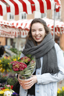 Eine Frau mit einem Blumenstrauß.