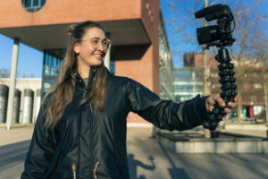 Studentin Laure mit der Kamera in der Hand