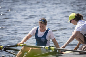 Studierende sitzt im Ruderboot