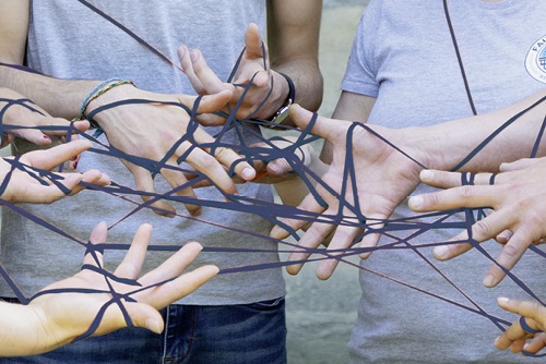Hände halten Fäden zu Netz