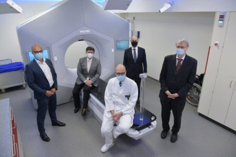 Gruppenfoto vor Bestrahlungsgerät
