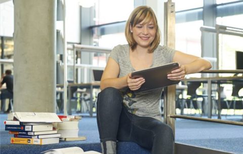 Studentin in Universitätsbibliothek