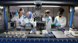Vier Frauen in einem Labor.