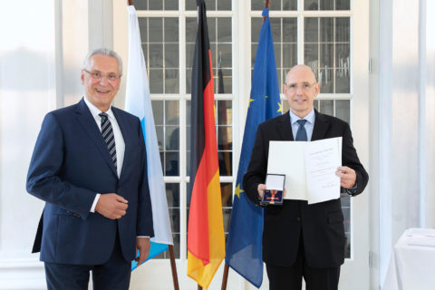Bayerns Innenminister Joachim Herrmann (l.) händigte Prof. Dr. Matthias W. Beckmann das Bundesverdienstkreuz am Bande aus.