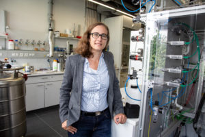 Prof. Dr. Tanja Franken, Professur für katalytische und elektrokatalytische Systeme und Verfahren. (Bild: FAU/Georg Pöhlein)