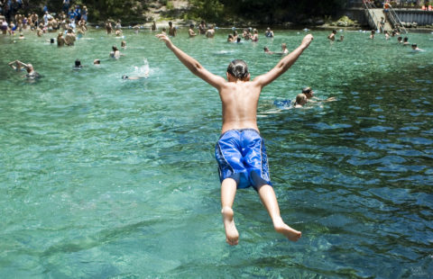 Eine Person springt ins Wasser