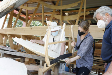 Im Zuge des zweiten Römerbootprojektes von Prof. Dreyer werden auch Schilde wie sie römische Soldaten verwendeten rekonstruiert. (Bild: FAU/Giulia Iannicelli)