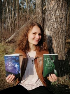 Studentin und Autorin Eileen Dierner hält ihre beiden veröffentlichten Romane in die Kamera.