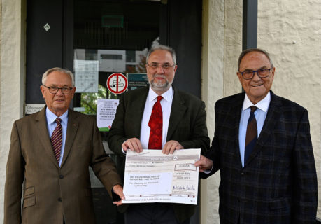 Gruppenbild bei Spendenübergabe.