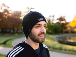 Student wearing FAU beanie