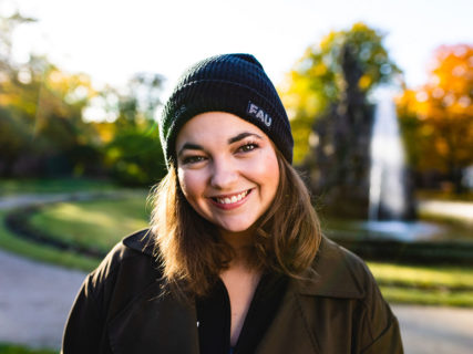 Studentin trägt FAU-Beanie