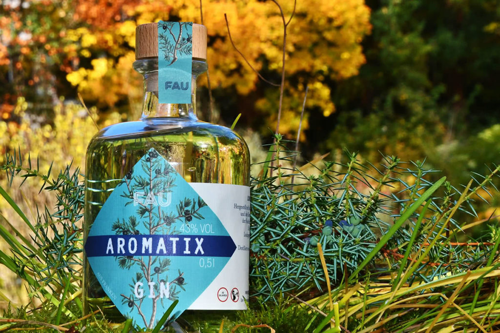 Aromatix FAU-Gin-Flasche im Gras