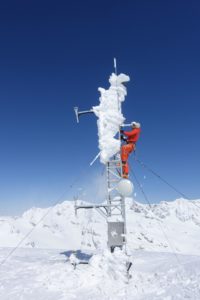 Mann befreit vereiste Wetterstation von Schnee