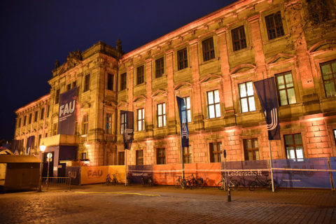 Das Schloss ist orange angeleuchtet.