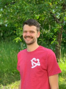 Medizinstudent mit Mit-Sicherheit-Verliebt-Shirt im Freien