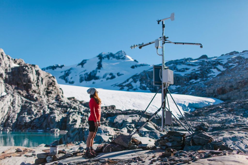 Frau vor Wetterstation