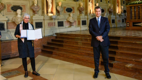 Aus den Händen des Bayerischen Ministerpräsidenten Dr. Markus Söder (rechts) erhielt FAU-Professorin Dr. Heike Paul die höchste Auszeichnung des Freistaates, den Maximiliansorden.