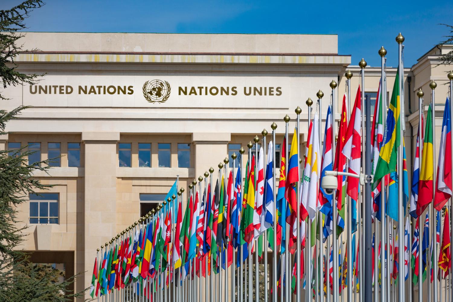 Länder-Flaggen vor UN-Gebäude in Genf