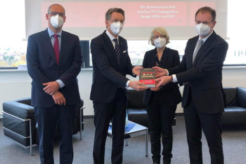 Gruppenbild: Von links: Die beiden Autoren FAU-Alumnus Prof. Dr. Friedrich Kießling, jetzt an der Uni Bonn, und FAU-Rechtswissenschaftler Prof. Dr. Christoph Safferling übergeben das Buch an Dr. Margaretha Sudhof, Staatssekretärin im Bundesjustizministerium, und Generalbundesanwalt Dr. Peter Frank.