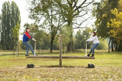 Mann und Frau auf einer ausgeglichenen Wippe