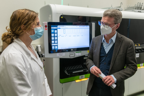 Bayerns Wissenschaftsminister Bernd Sibler tauschte sich im PCR-Analyse-Labor des Virologischen Instituts des Uni-Klinikums Erlagen mit der Studentin Tamara Hastreiter aus, die die Virologie in der Coronapandemie unterstützt.