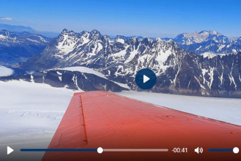 Flugzeugflügel und Gletscher