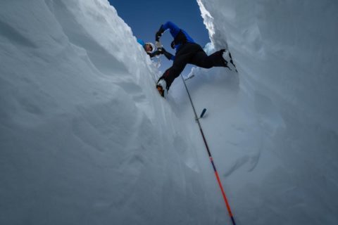 Mann in einem Schneeschacht