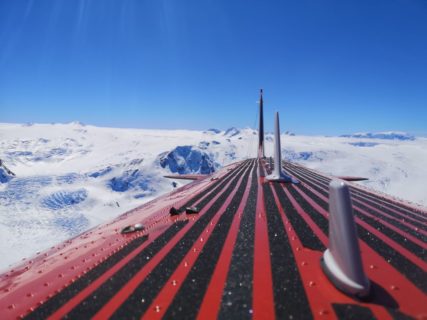 Das Flugzeug verfügt über allerlei technische Ausstattung – und sogar über eine kleine Luke mit Kuppel auf dem Dach. (Bild: FAU/Matthias Braun)