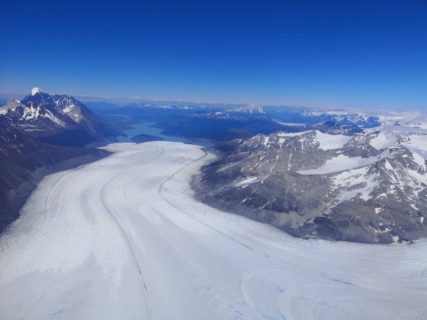 Ziel der Messkampagne ist eine genauere Bestimmung, wie viel sich die Höhe der Gletscher verändert hat. Dafür werden die Daten aus den Flügen mit Satellitendaten und Informationen aus Expeditionen ins Eis kombiniert. (Bild: FAU/Matthias Braun)