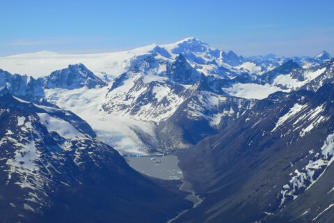 Von oben wirkt die Landschaft zwar unberührt – dennoch können die Forscherinnen und Forscher sehr große Veränderungen an den Gletschern feststellen. (Bild: FAU/Matthias Braun)