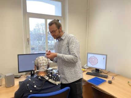 Dr. Achim Schilling mit Testperson im EEG-Lab